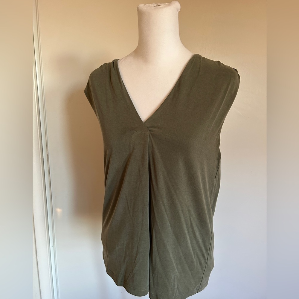Beautiful modal Banana Republic tank